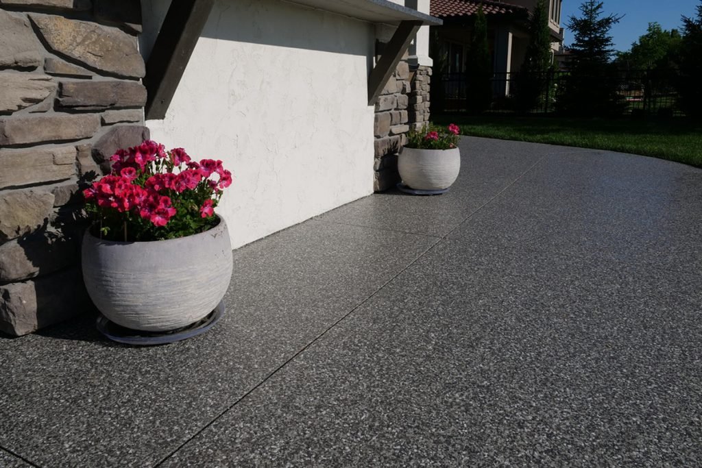 Flake-coated driveway entry with planters